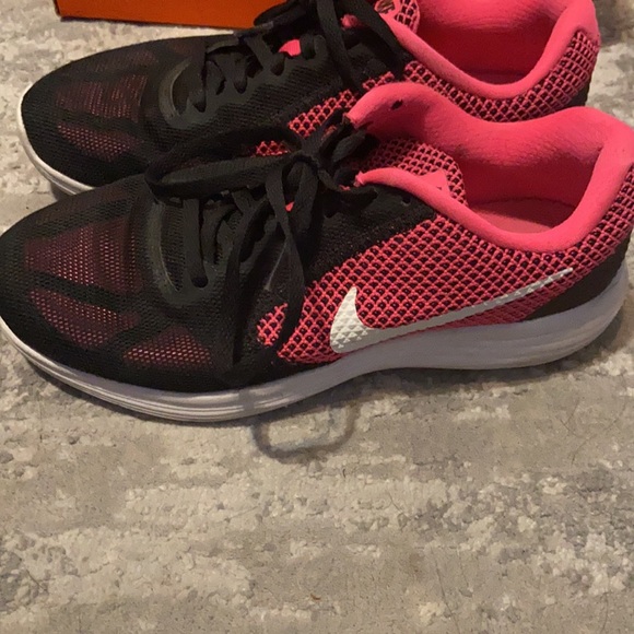 Nike - Picture 2 of 3